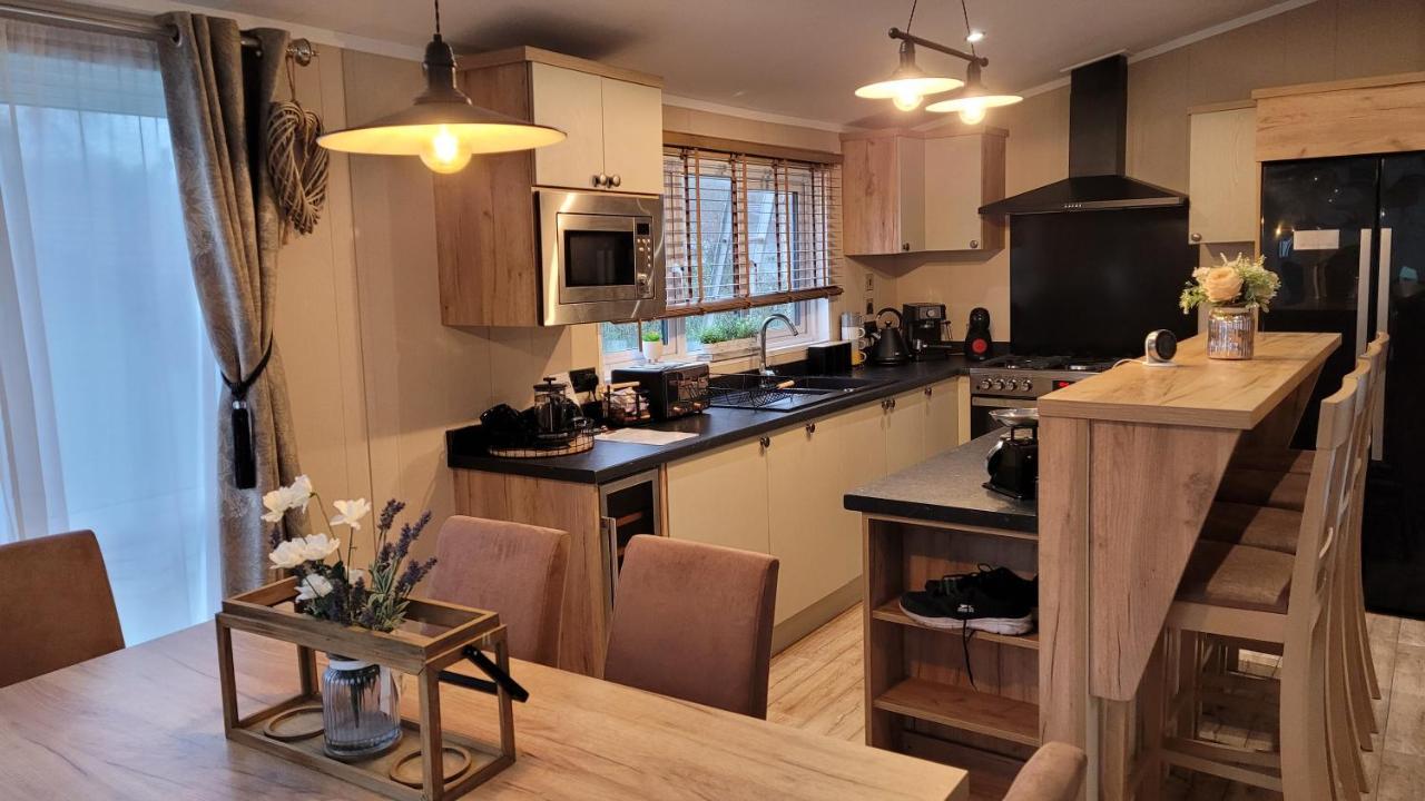 Luxury Lodge On Edge Of New Forest And 800M From Sea Entertainment And Leisure Passes Included Milford on Sea Eksteriør billede